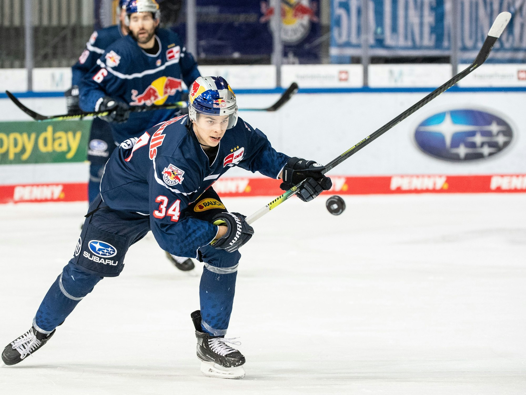 Elias Lindner im Trikot von Red Bull München.