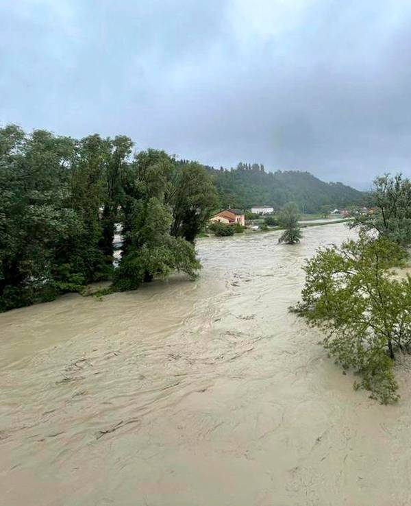 Ein Blick den Fluss Savio, der nach starken Regenfällen über die Ufer getreten ist.