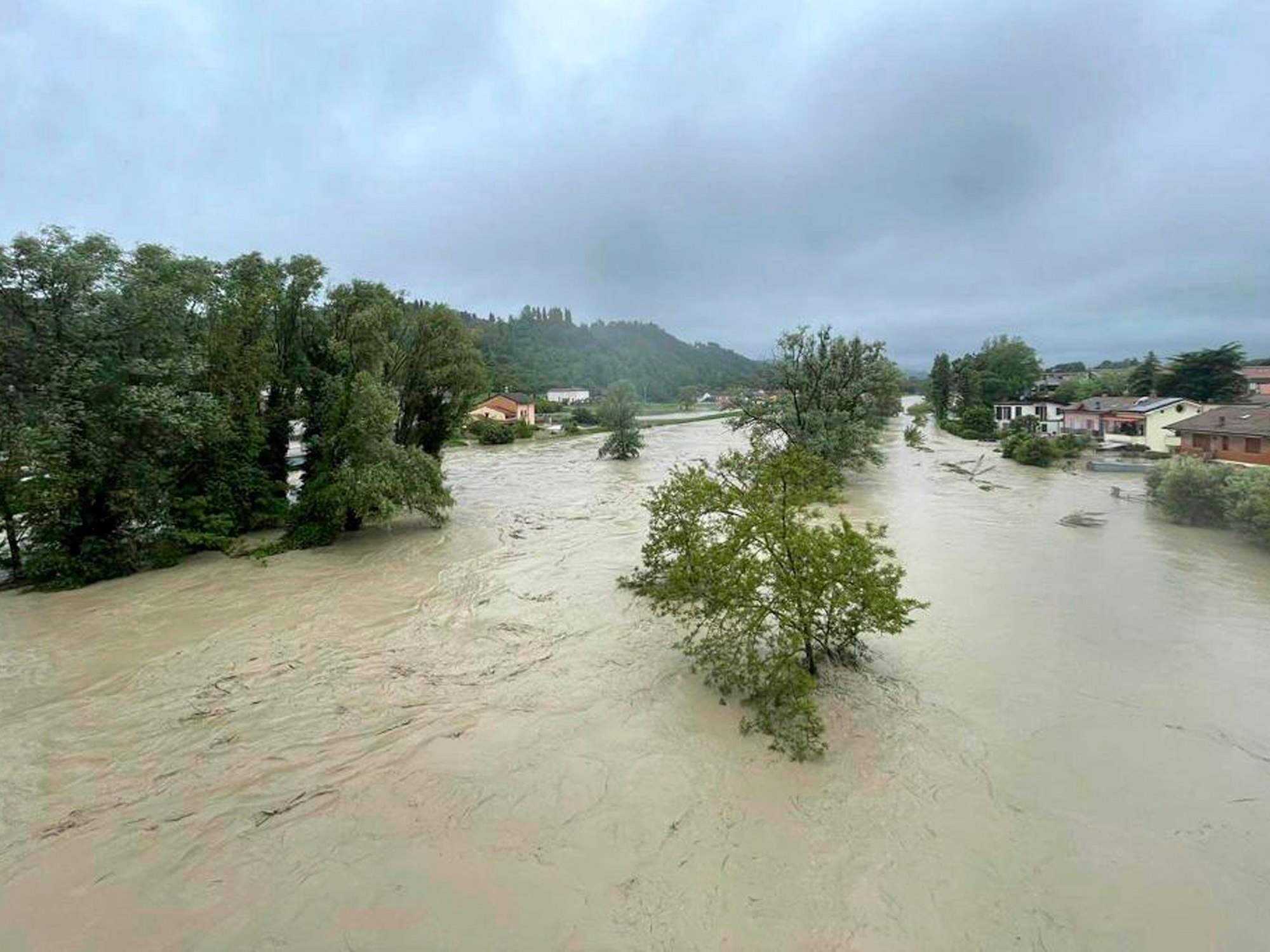 Ein Blick den Fluss Savio, der nach starken Regenfällen über die Ufer getreten ist.
