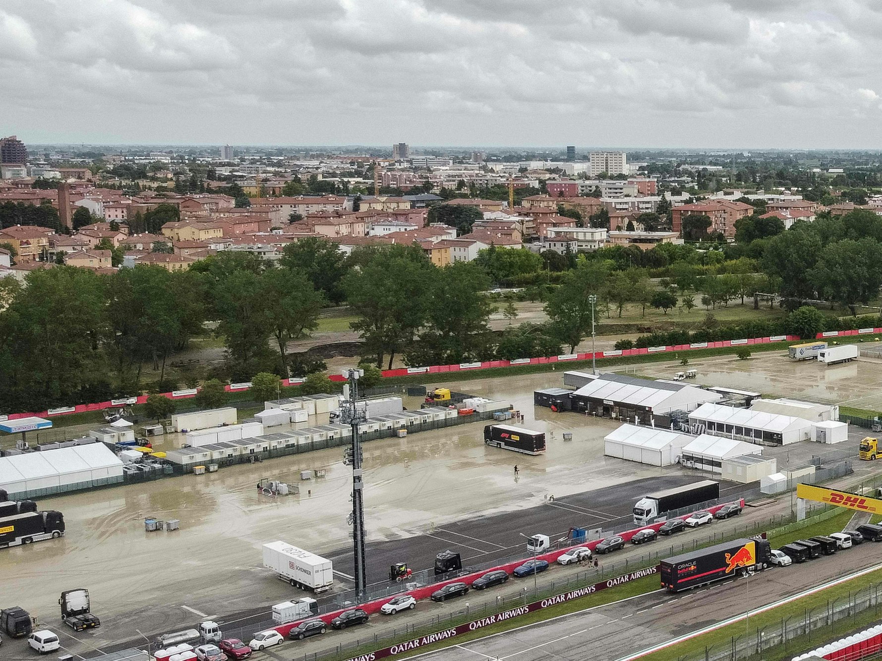 Blick von oben auf die Rennstrecke in Imola.