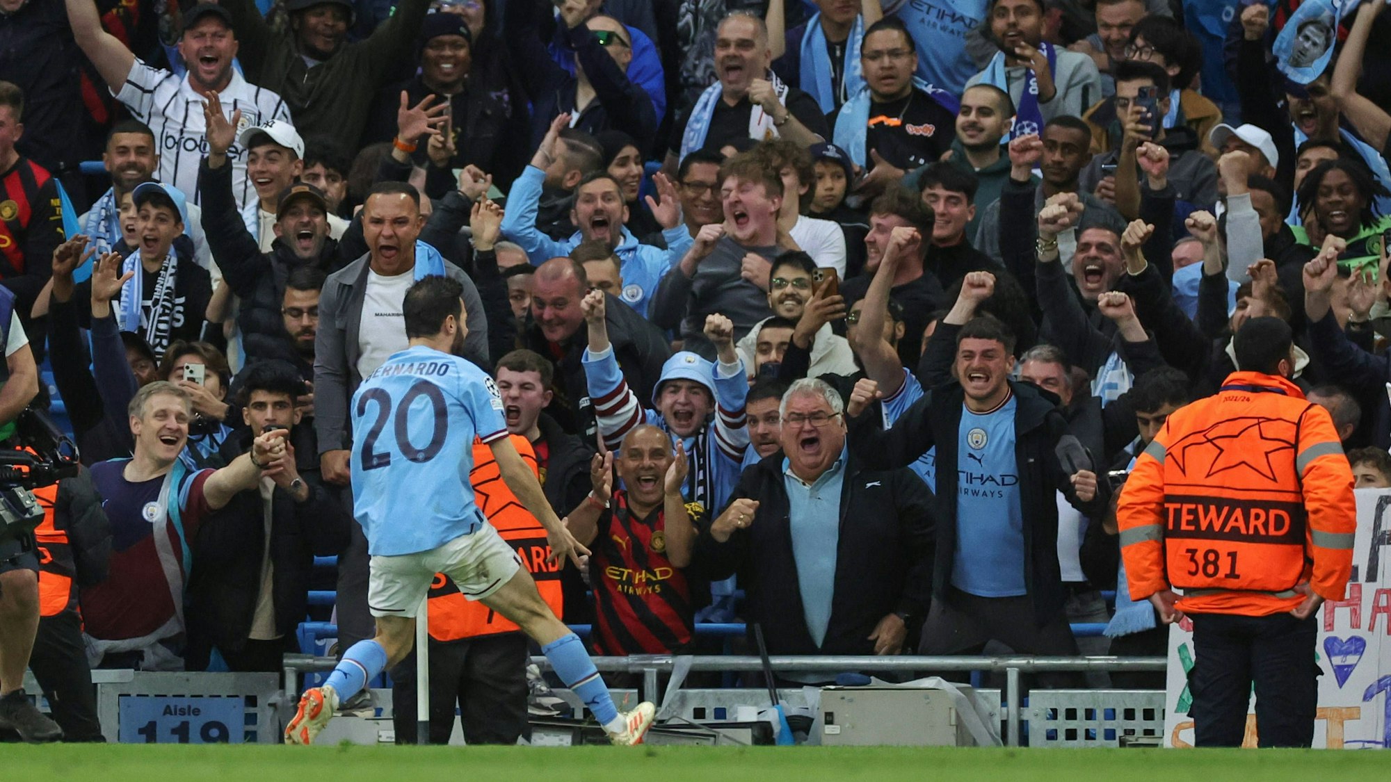 Bernardo Silva bejubelt einen Treffer von Manchester City im Halbfinale der Champions League gegen Real Madrid.