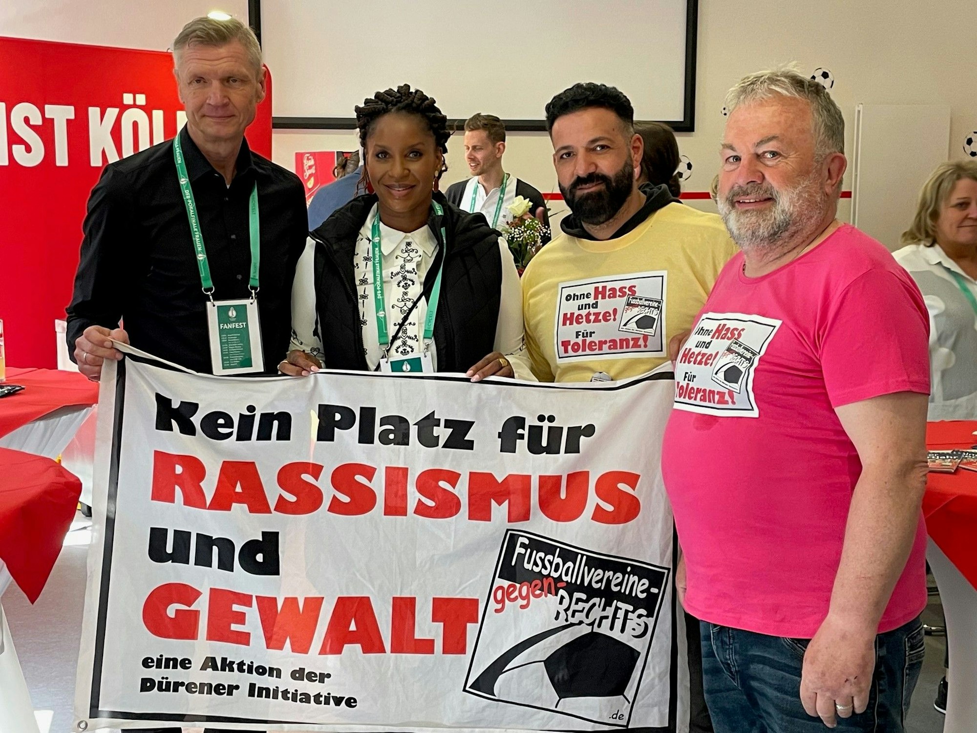 Fans posieren mit Torsten May und Liz Baffoe.