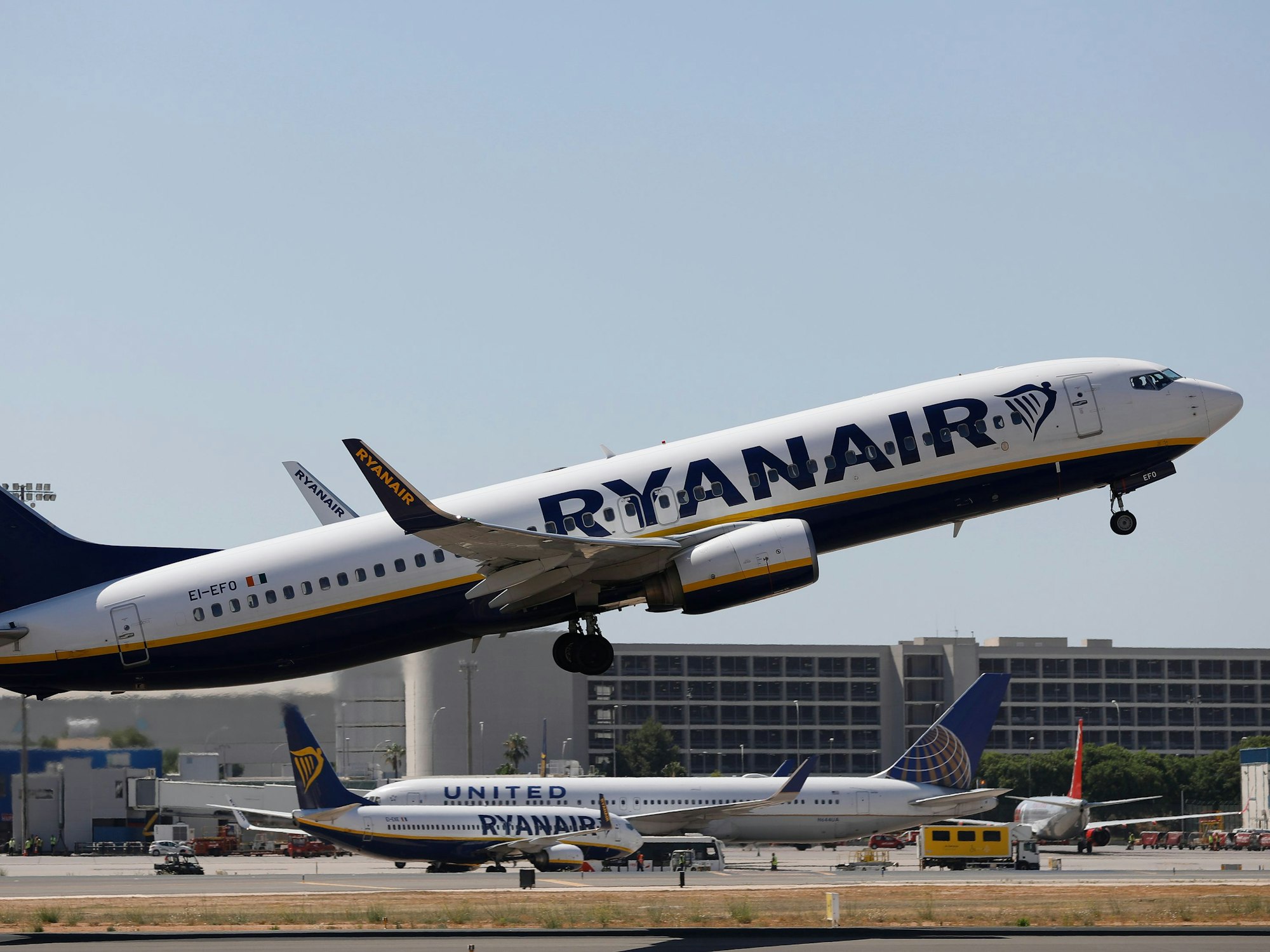 Eine Maschine der Fluggesellschaft Ryanair hebt auf dem Flughafen in Palma de Mallorca ab, hier im Juli 2022.