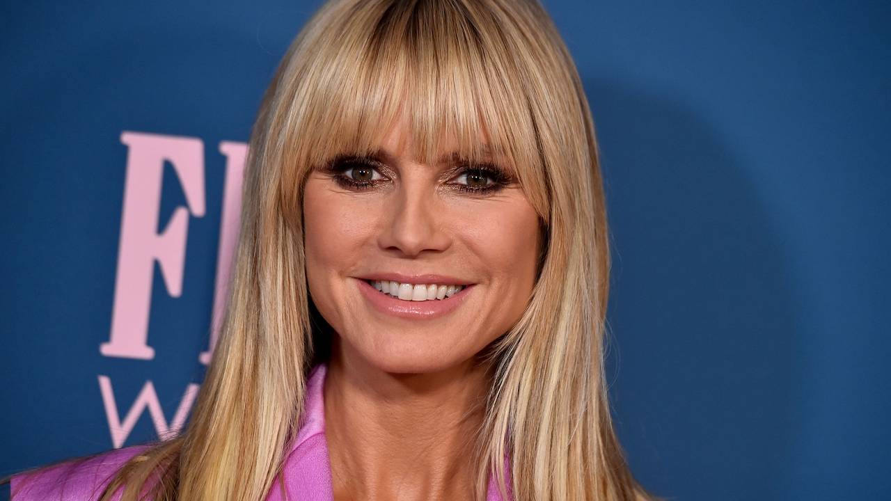 Heidi Klum lächelt in die Kamera.