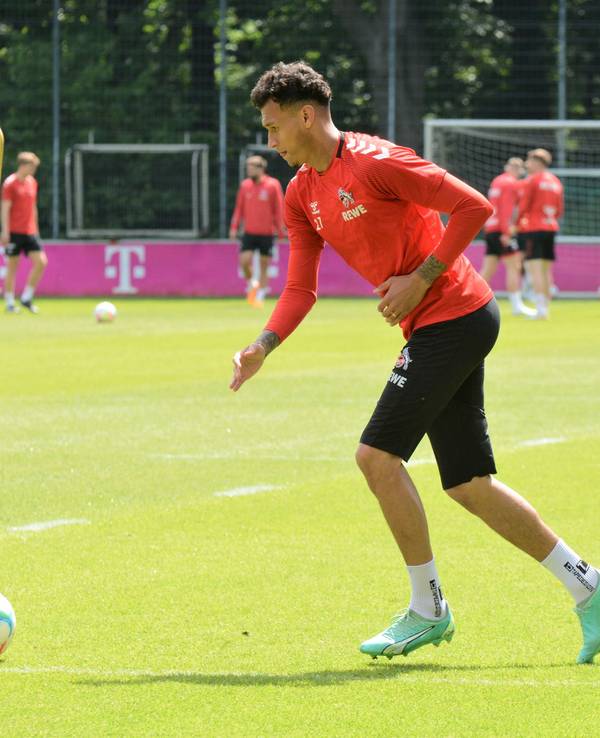 Davie Selke schießt im Training des 1. FC Köln.