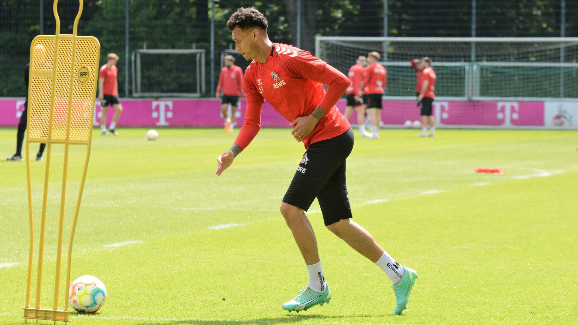Davie Selke schießt im Training des 1. FC Köln.