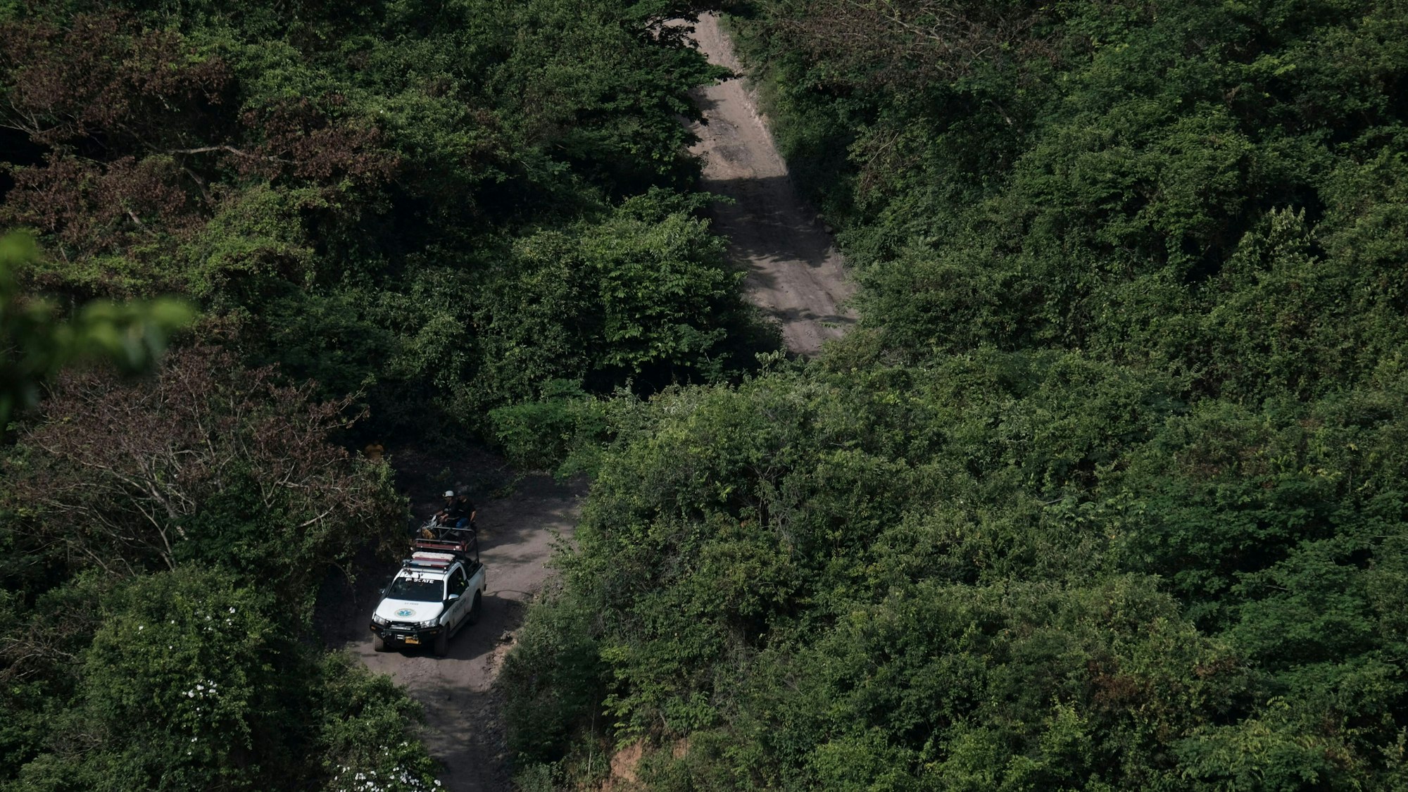Ein Rettungsfahrzeug ist auf dem Weg zur Mine „La Mestiza“ in Kolumbien. Das Foto wurde am 2. Juni 2022 aufgenommen.