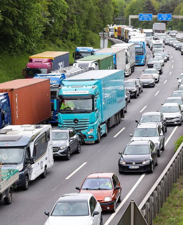 Fahrzeuge stauen sich auf der Autobahn A7 bei Hamburg-Marmstorf in Richtung Norden.