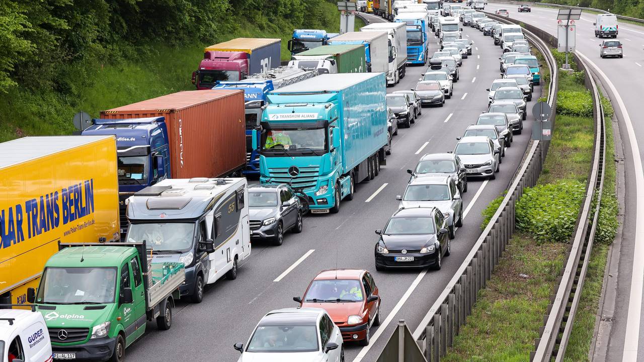 Fahrzeuge stauen sich auf der Autobahn A7 bei Hamburg-Marmstorf in Richtung Norden.