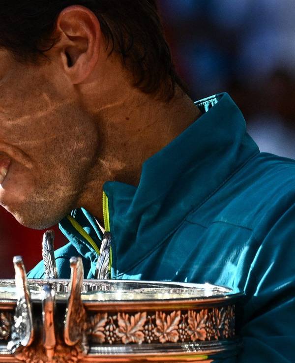 Rafal Nadal hält nach seinem Sieg bei den French Open 2022 die Coupe des Mousquetaires in den Händen.