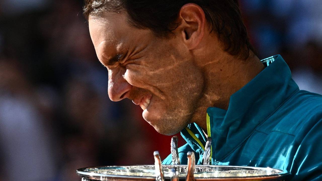Rafal Nadal hält nach seinem Sieg bei den French Open 2022 die Coupe des Mousquetaires in den Händen.