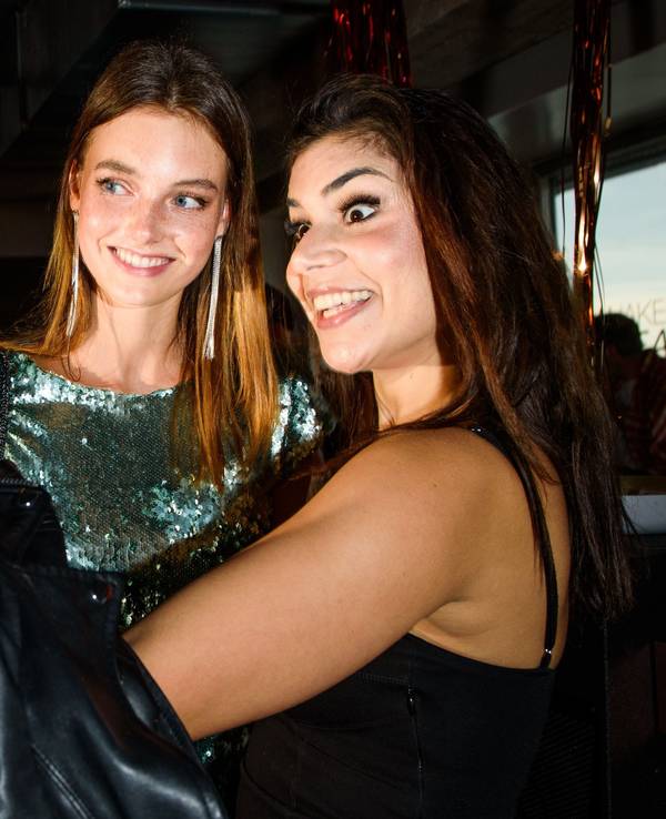 Celine Bethmann (l.) und Tanja Tischewitsch machen ein Seflie.