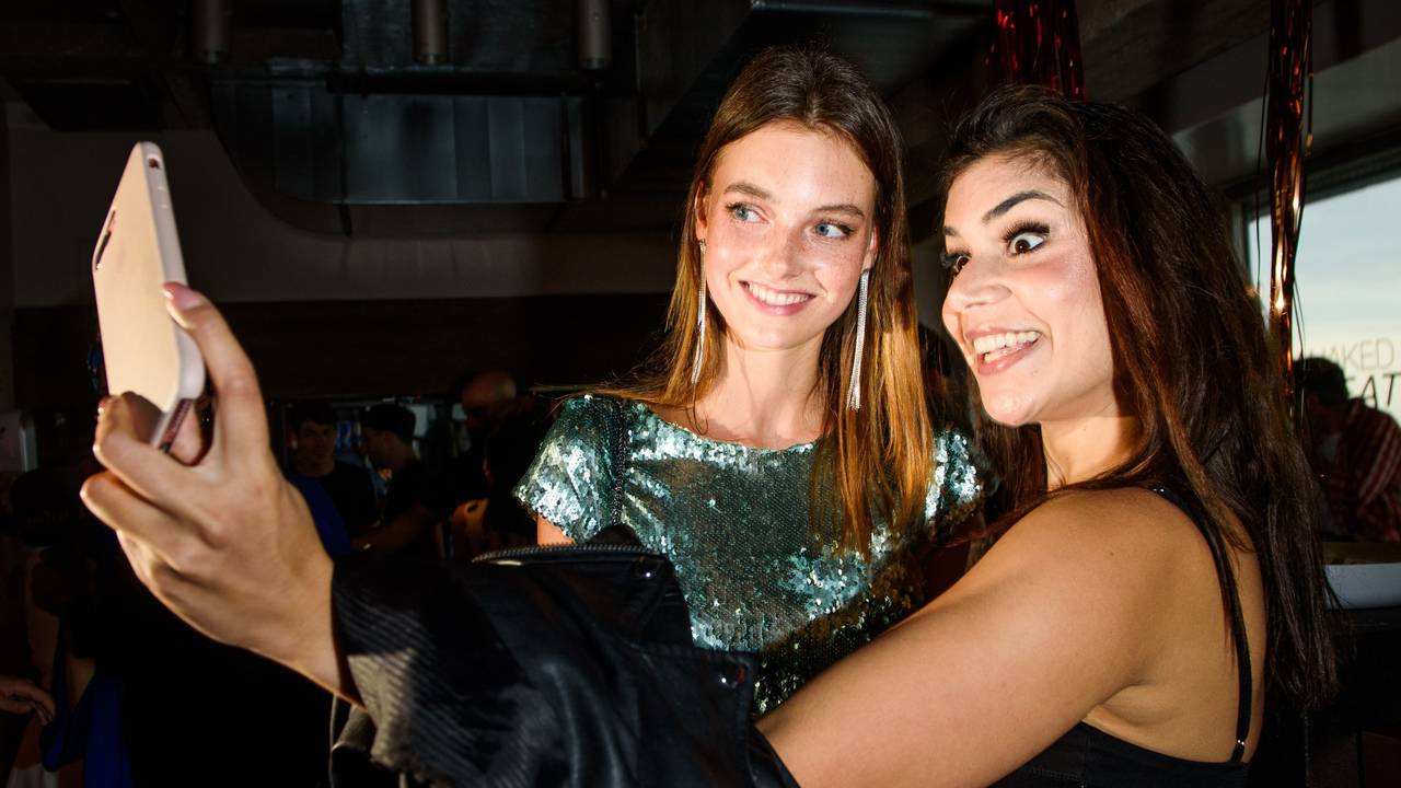 Celine Bethmann (l.) und Tanja Tischewitsch machen ein Seflie.