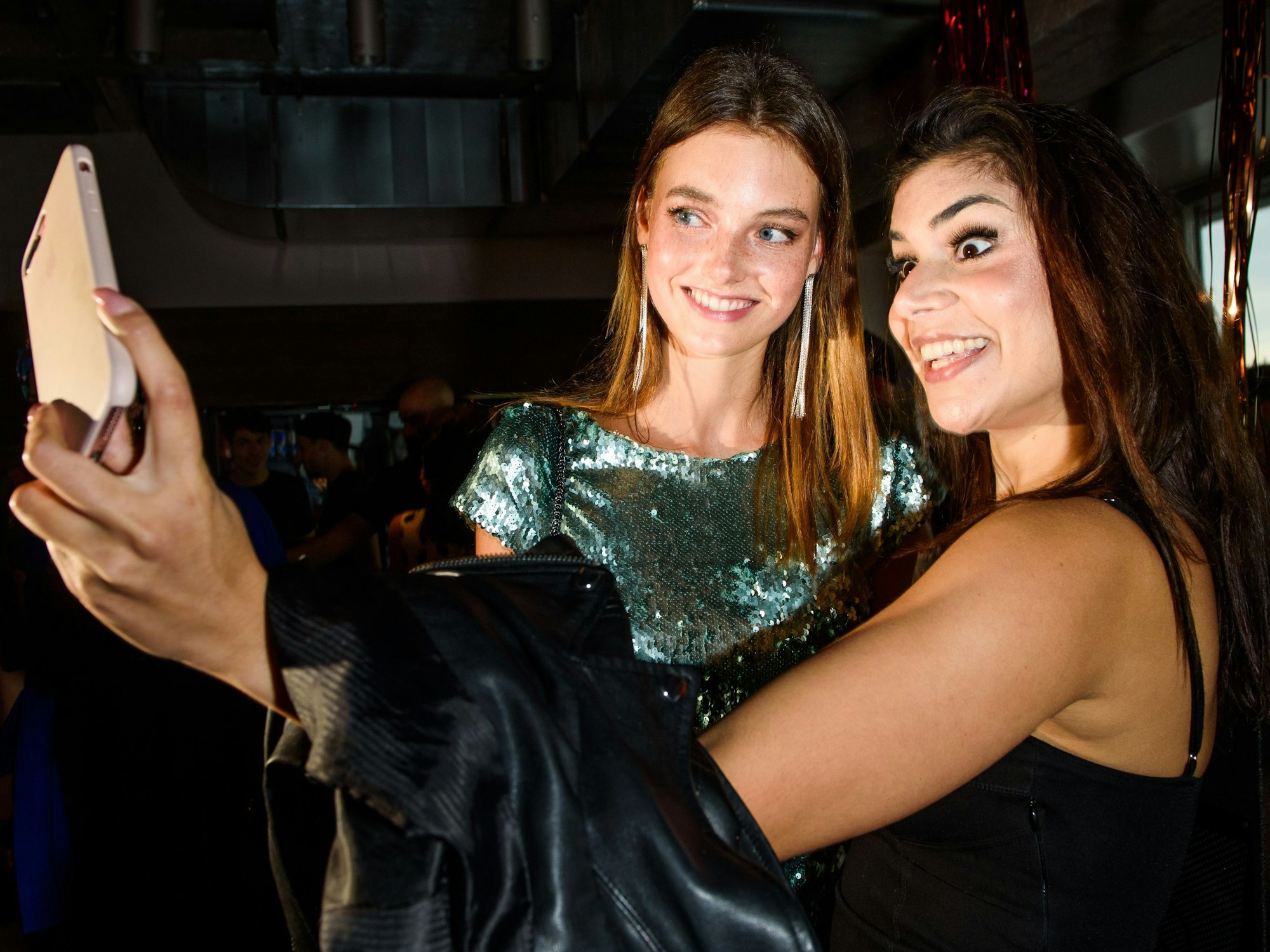 Celine Bethmann (l.) und Tanja Tischewitsch machen ein Seflie.
