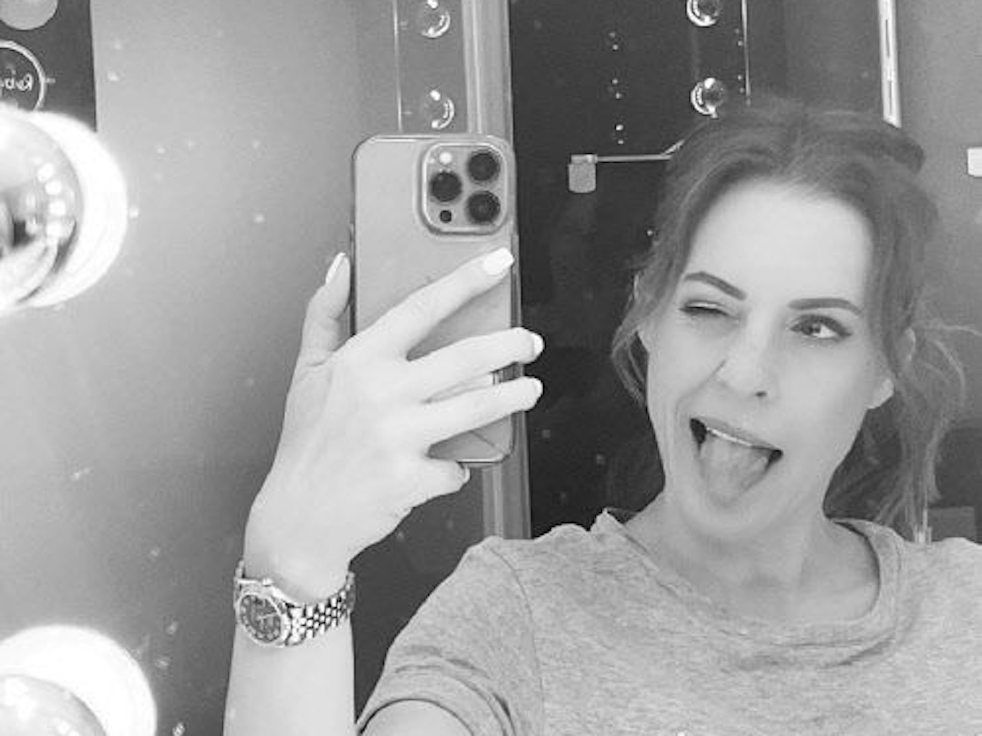 Moderatorin Jule Gölsdorf streckt die Zunge raus.