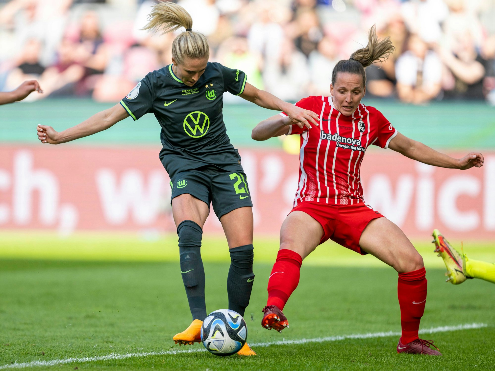 Wolfsburgs Rebecka Blomqvist (l) setzt zum Tor zum 2:1 an.