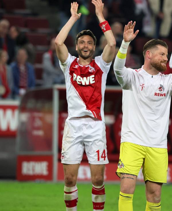 Timo Horn feiert vor der Südkurve des 1. FC Köln.