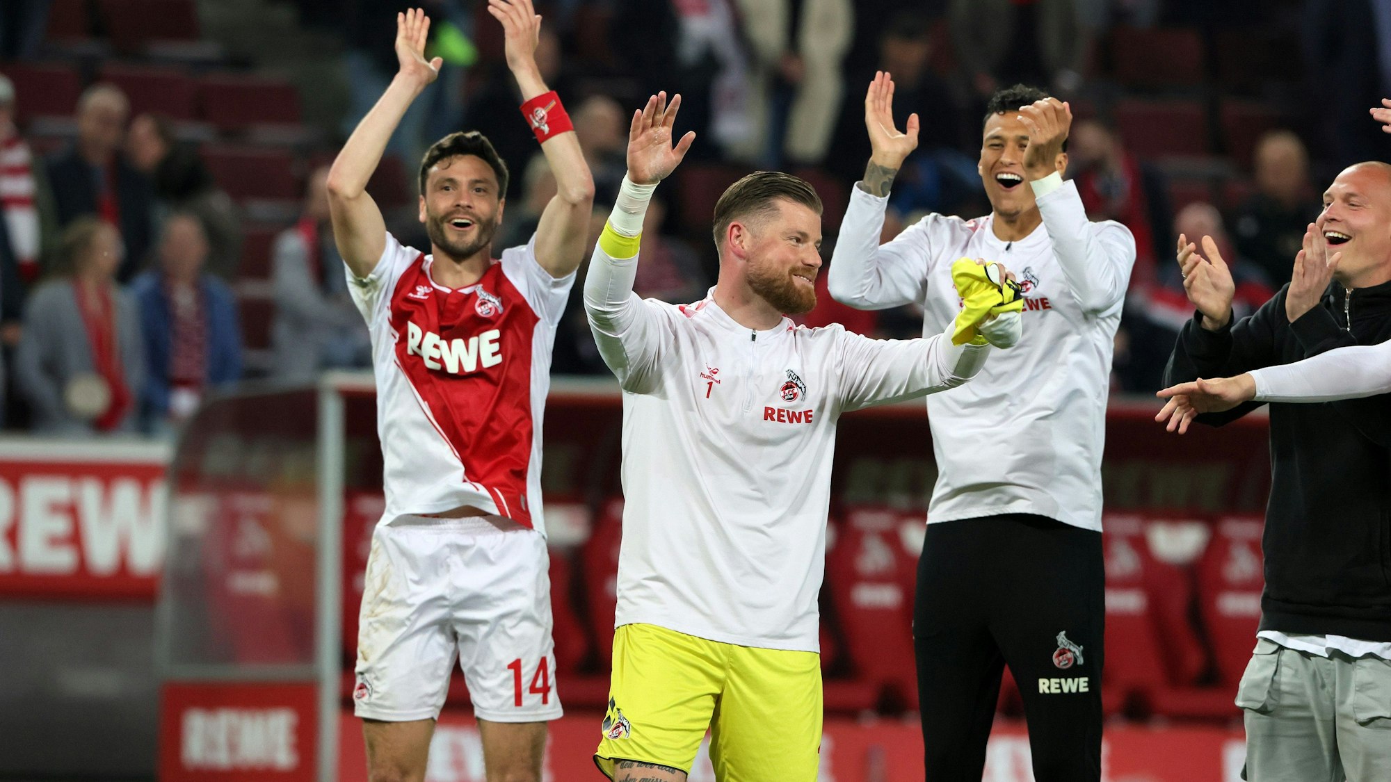 Timo Horn feiert vor der Südkurve des 1. FC Köln.