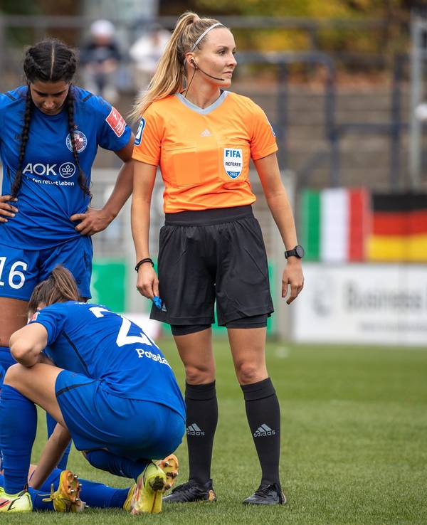Viktoria Schwalm von Turbine Potsdam sitzt verletzt am Boden.