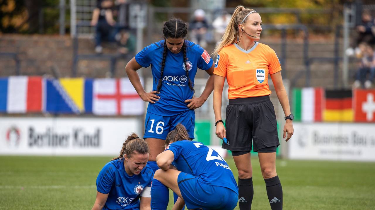 Viktoria Schwalm von Turbine Potsdam sitzt verletzt am Boden.