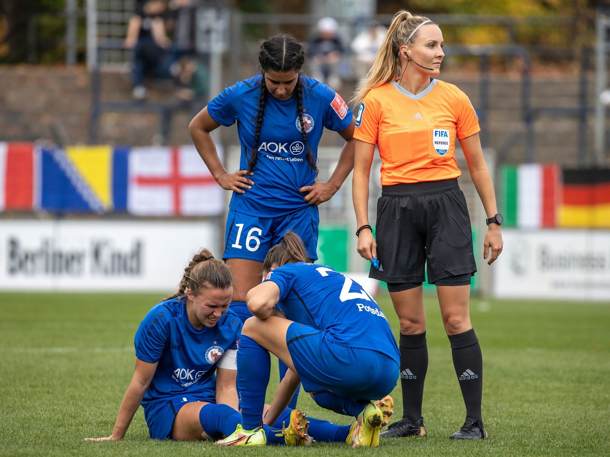 Viktoria Schwalm von Turbine Potsdam sitzt verletzt am Boden.