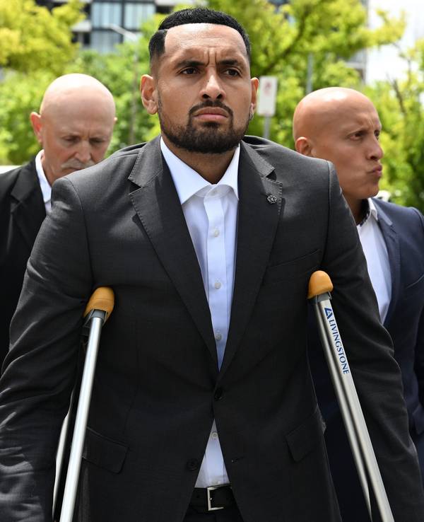 Tennisstar Nick Kyrgios kommt auf Krücken und in Begleitung seiner Familie am ACT Magistrates Court in Canberra an.