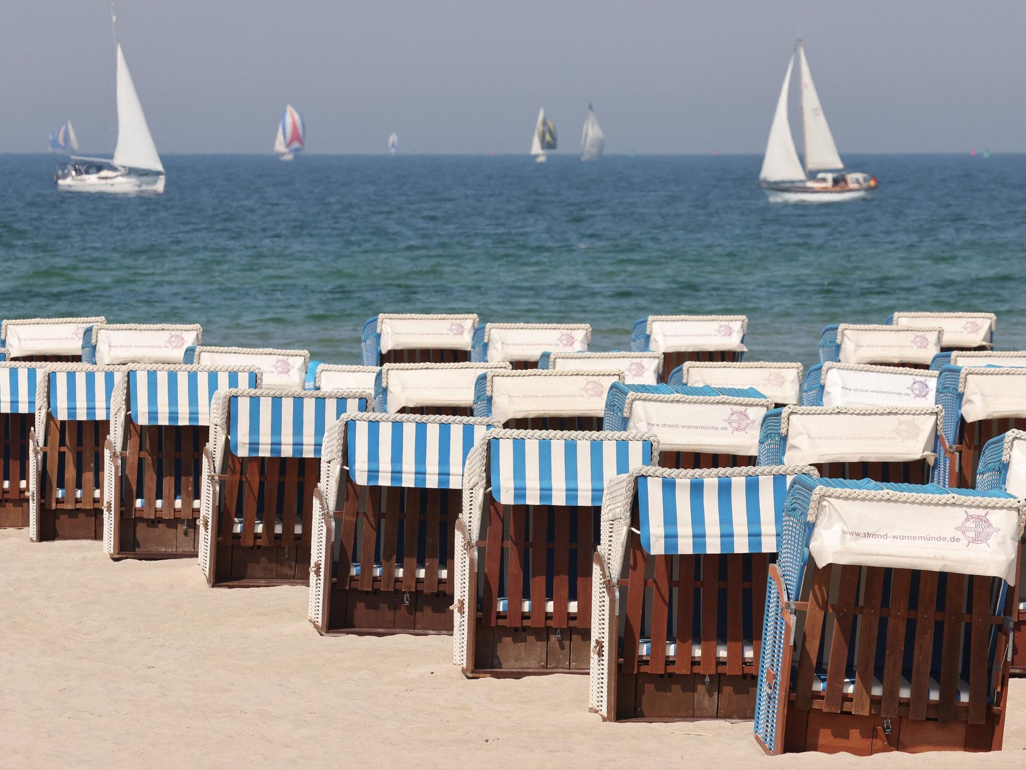 Strandkörbe der„ Strandoase Treichel“ warten an der Ostsee auf Gäste.
