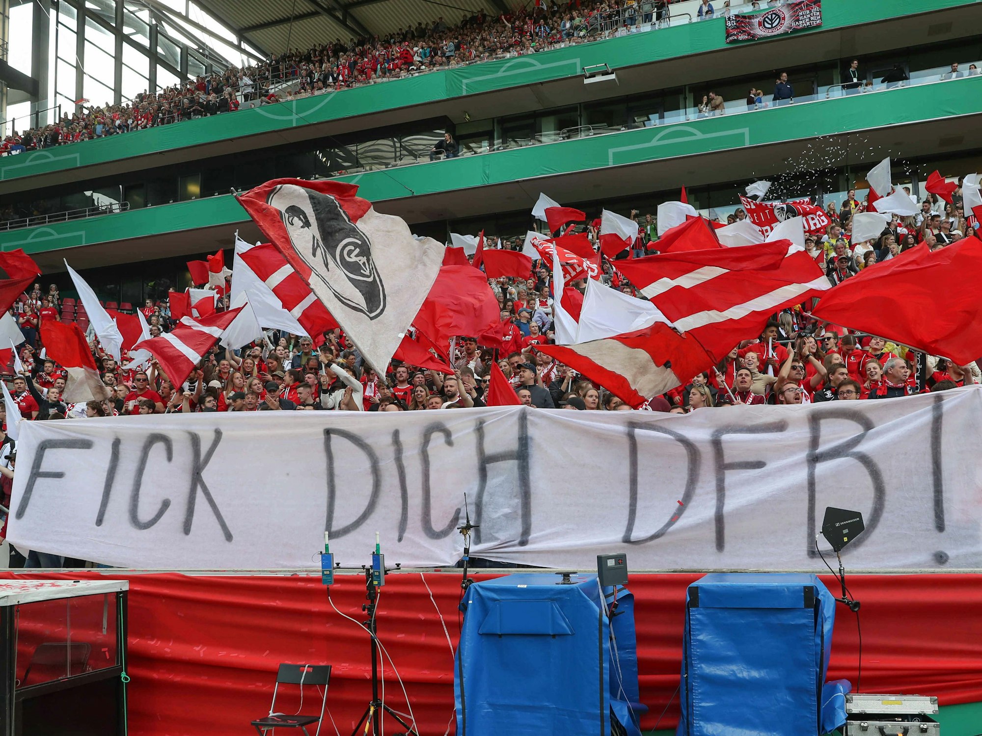 Der Freiburger Fanblock in Köln.