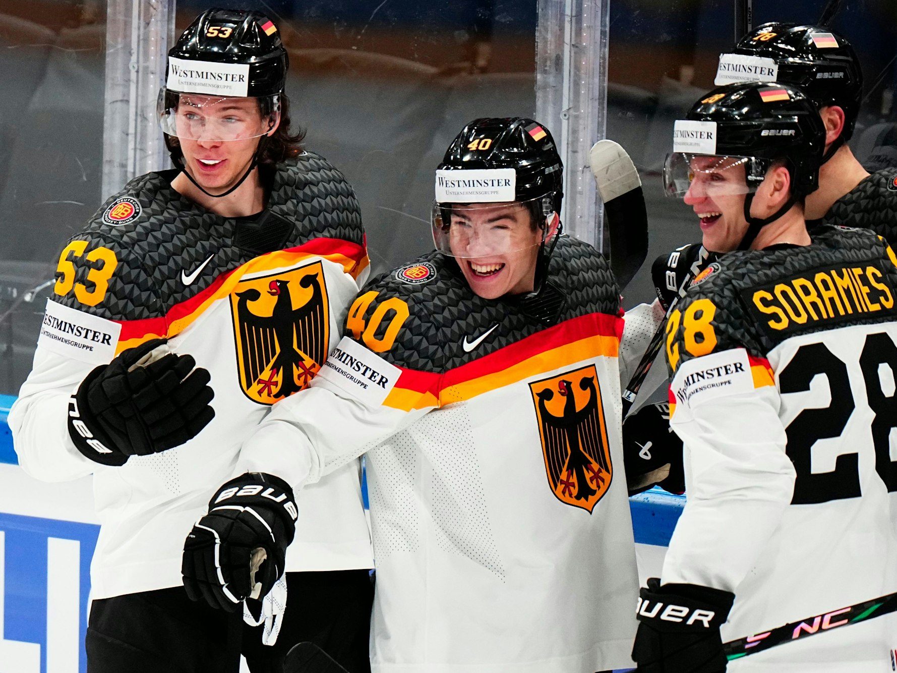 Alexander Ehl (M) aus Deutschland feiert mit seinen Mannschaftskameraden über das 1:2.