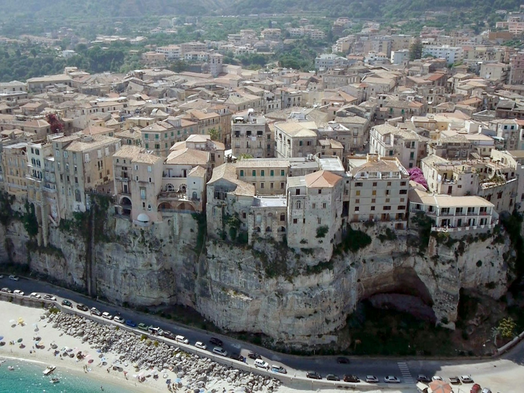 Das Städtchen Tropea an der Küste Kalabriens in Italien, hier im Juni 2016.