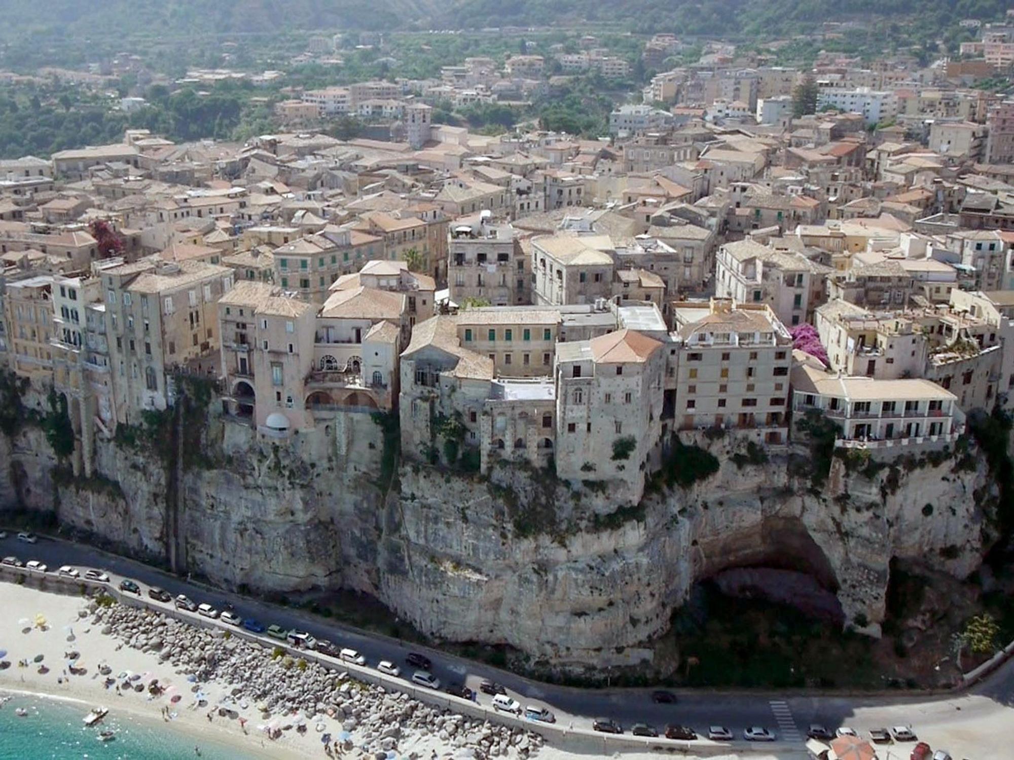 Das Städtchen Tropea an der Küste Kalabriens in Italien, hier im Juni 2016.