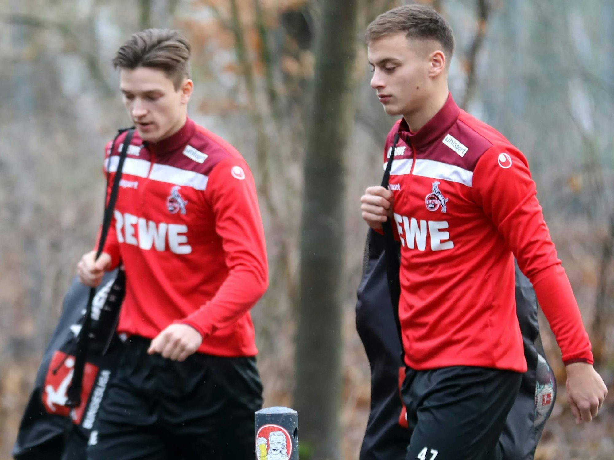 Noah Kattrerbach und Marvin Obuz gehen mit Tasche zum Training des 1. FC Köln.