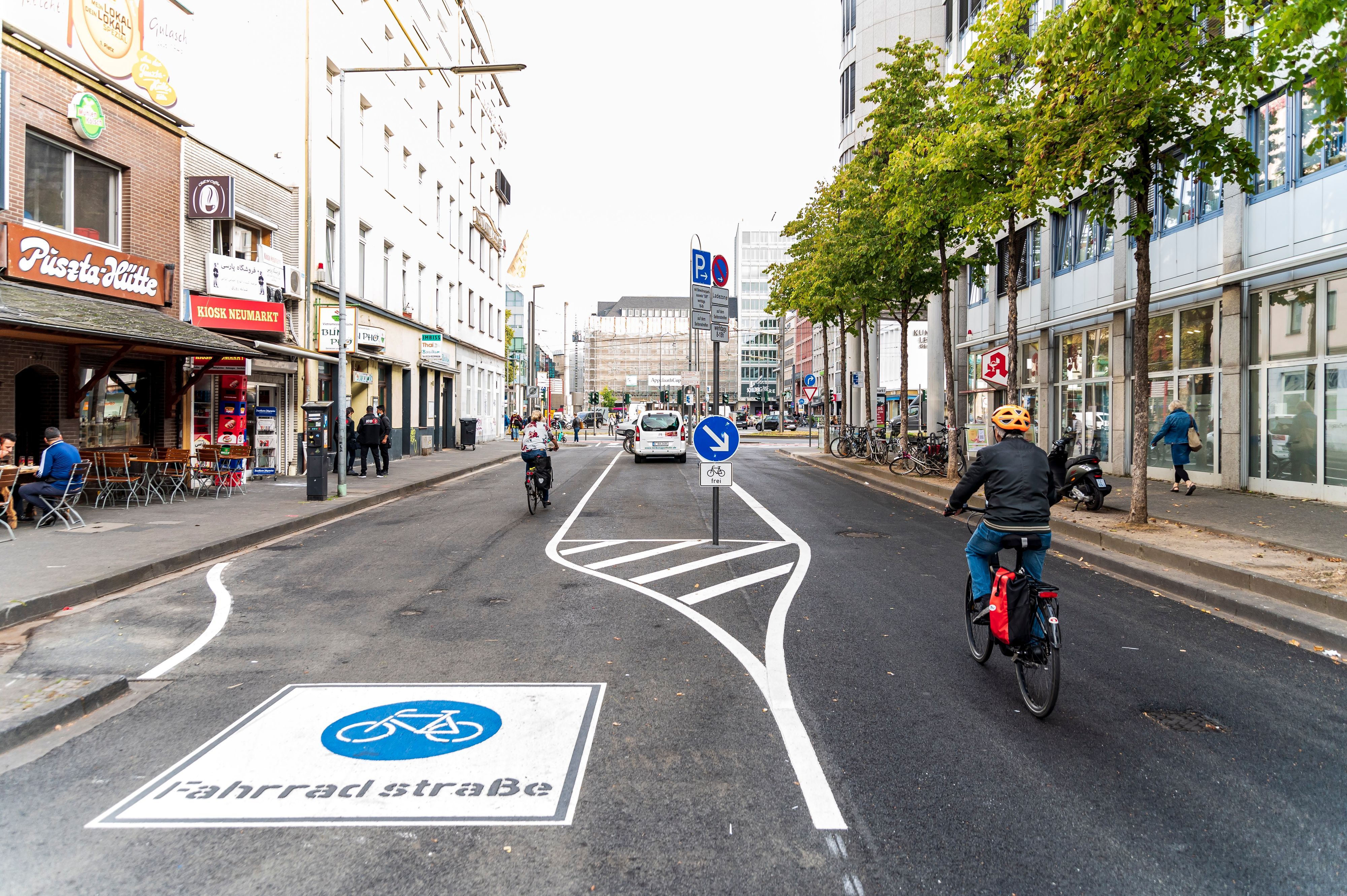 Radfahrende unterwegs über die Fleischmengergasse in Köln.