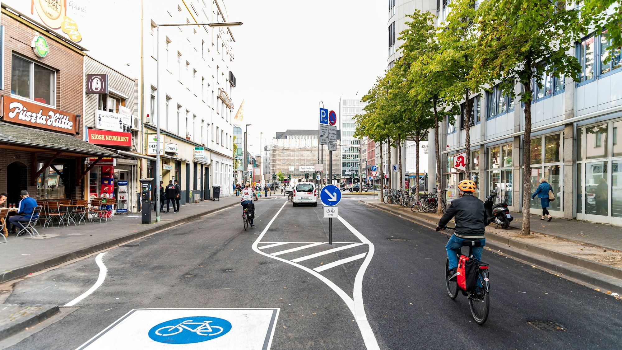 Radfahrende unterwegs über die Fleischmengergasse in Köln.