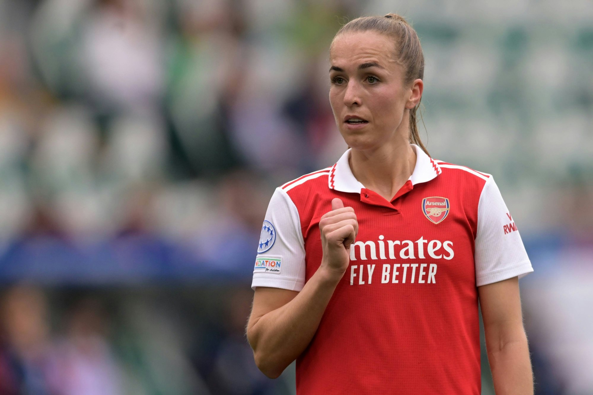 Arsenal-Star Lia Wälti schaut auf das Spielgeschehen bei der Partie gegen den VfL Wolfsburg.