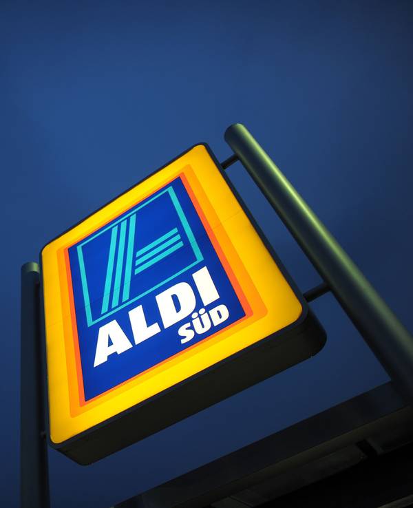 Ein Firmenschild, aufgenommen am 30. Januar 2012 in Köln (Nordrhein-Westfalen), vor einer Aldi-Filiale.