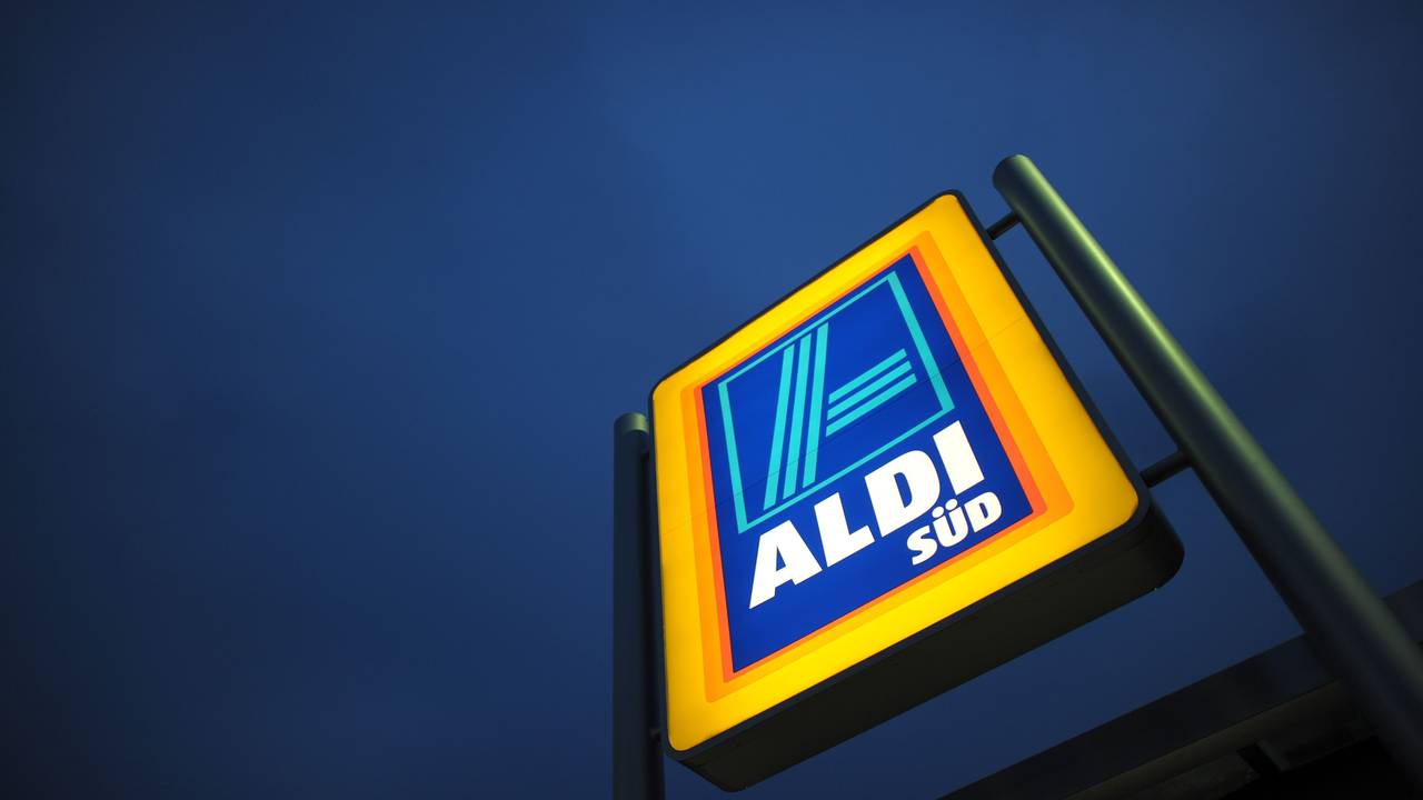 Ein Firmenschild, aufgenommen am 30. Januar 2012 in Köln (Nordrhein-Westfalen), vor einer Aldi-Filiale.