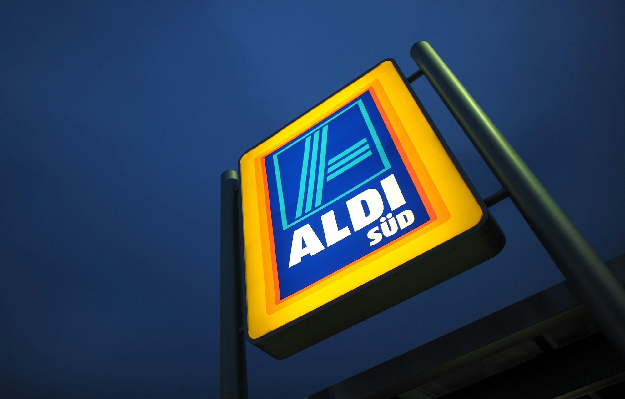 Ein Firmenschild, aufgenommen am 30. Januar 2012 in Köln (Nordrhein-Westfalen), vor einer Aldi-Filiale.