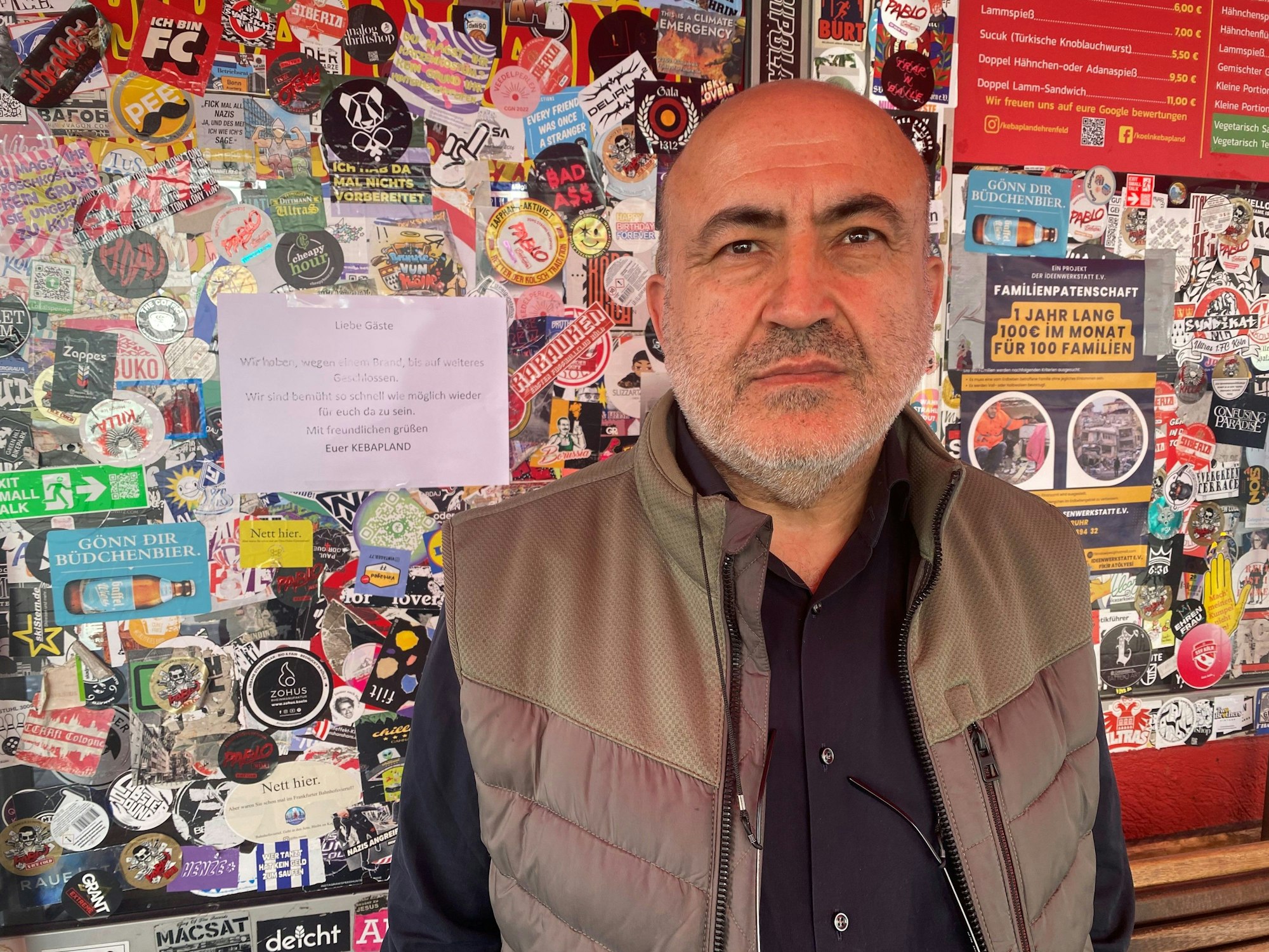 Murat Demir vor seinem Lokal, dem Kebapland