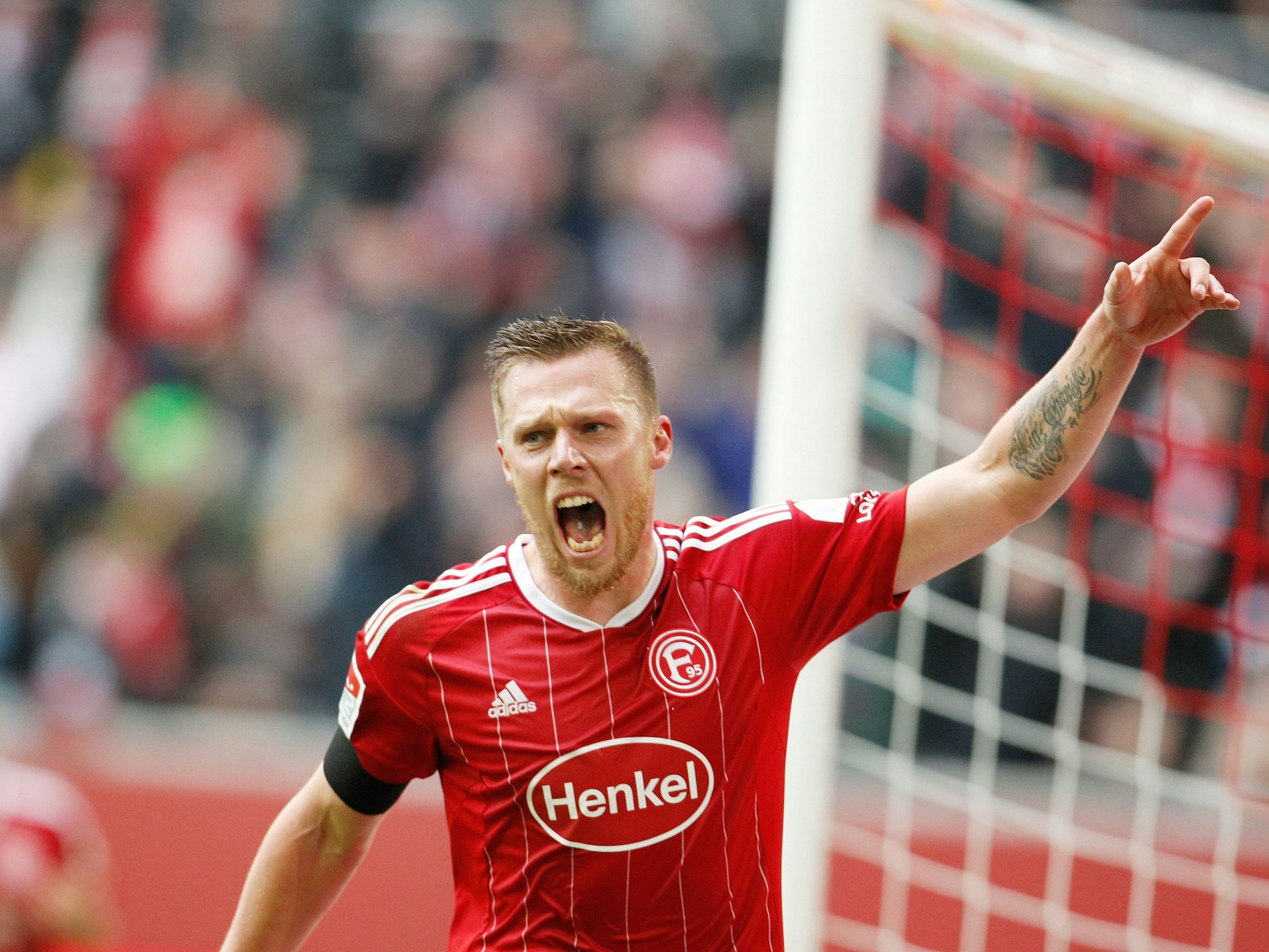 Der Düsseldorfer Torschütze zum 2:0 Rouwen Hennings jubelt. Am Saisonende muss er den Verein verlassen.