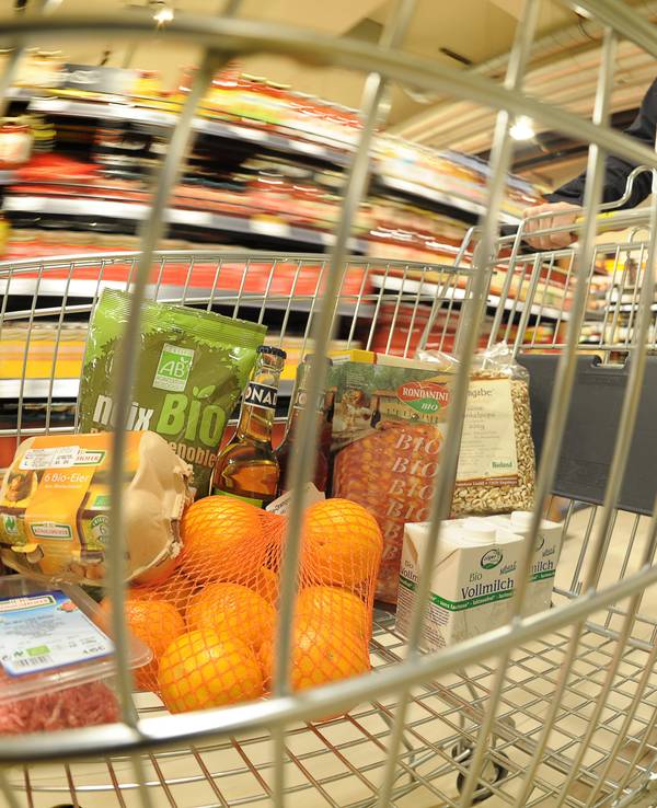 Ein Einkaufswagen mit verschiedenen Bio-Produkten wird durch einen Biomarkt in Bamberg (Oberfranken) geschoben (Archivbild von 2011).
