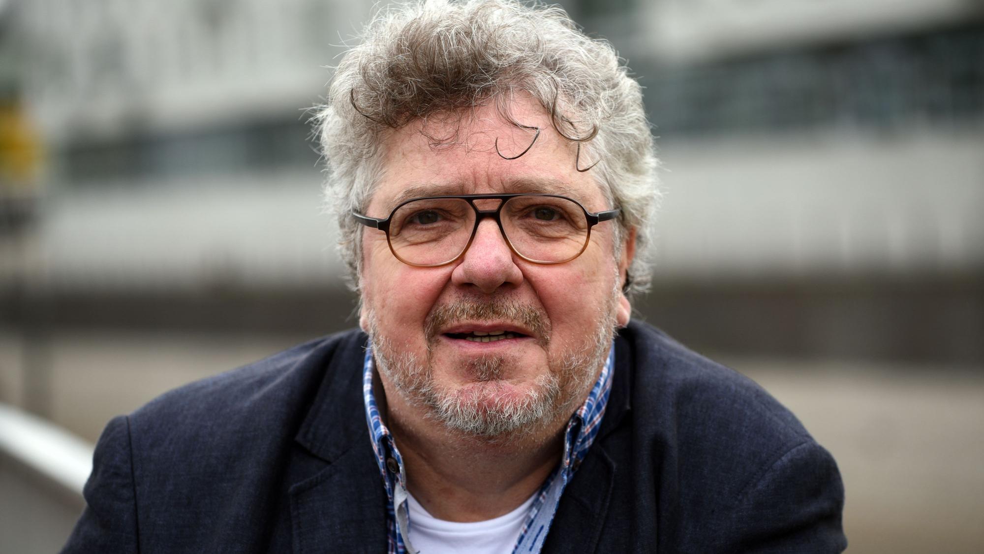 Der Schauspieler Michael Schanze steht am 17.10.2016 in Köln (Nordrhein-Westfalen) bei seinem Besuch im Schokoladenmuseum an einem Geländer.