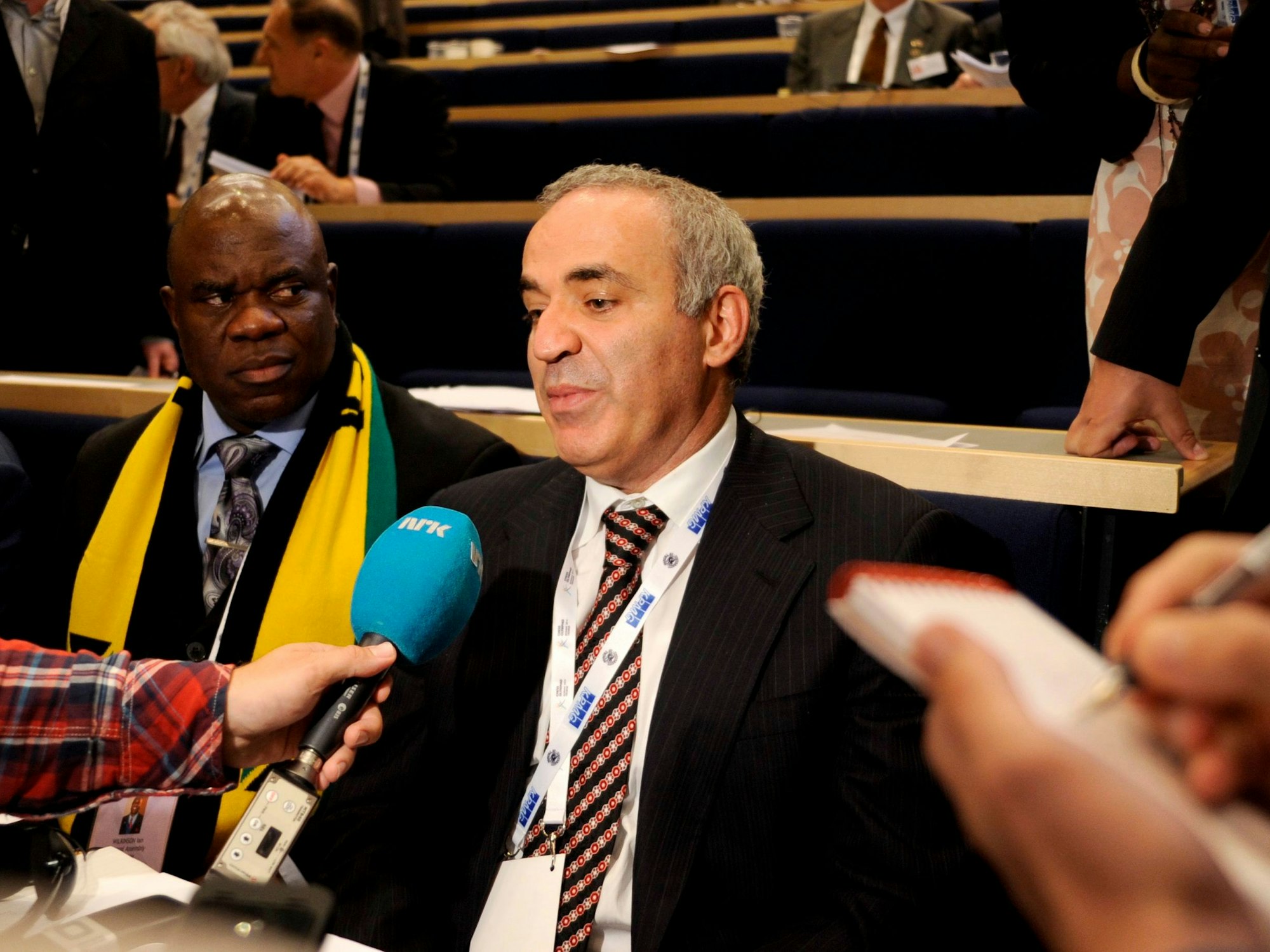 Schachweltmeister Garri Kasparow (r.) bei einer Pressekonferenz in Norwegen (August 2014).