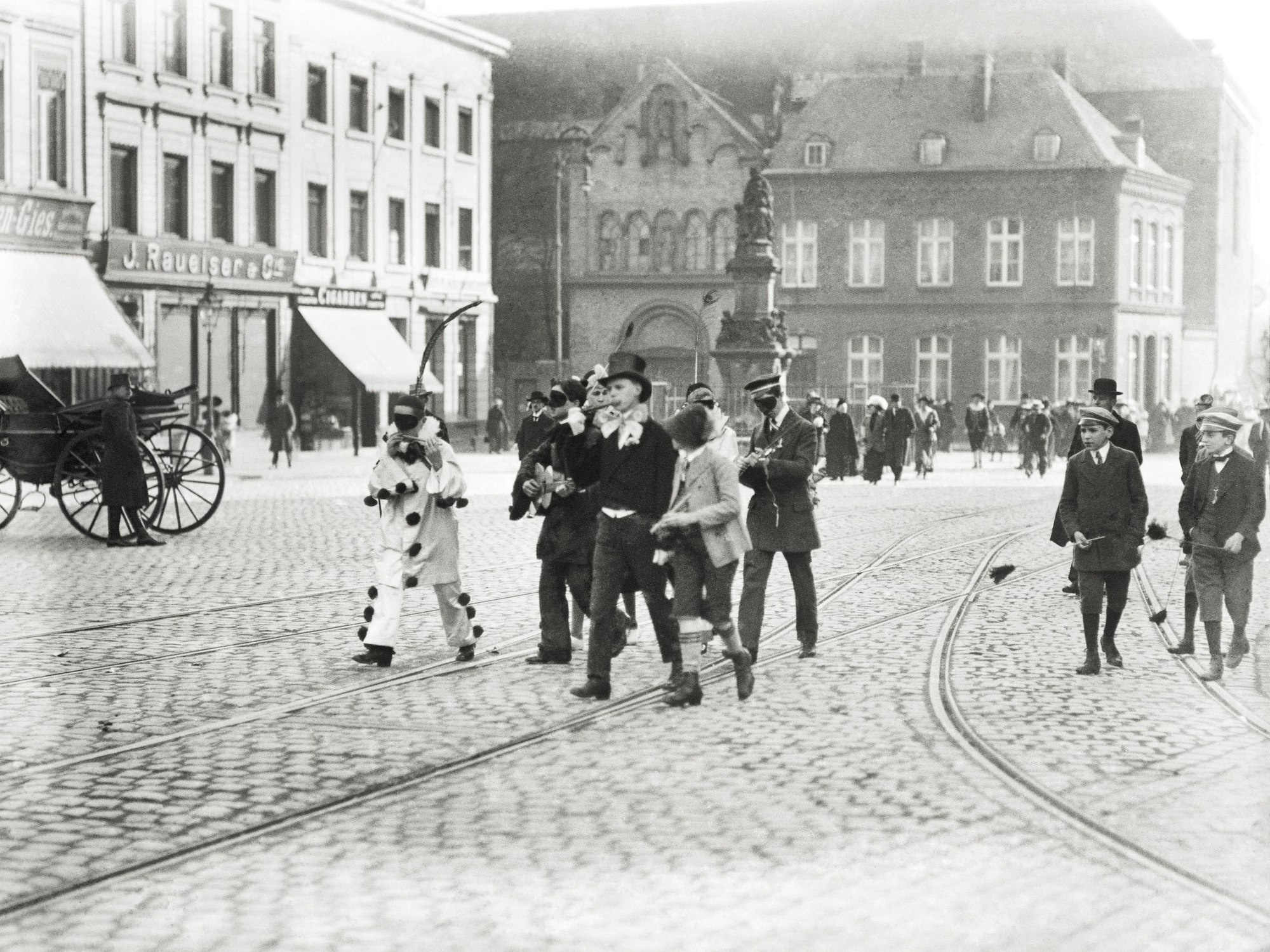 Verkleidete Jugendliche am Waidmarkt zu Karneval im Jahr 1914.