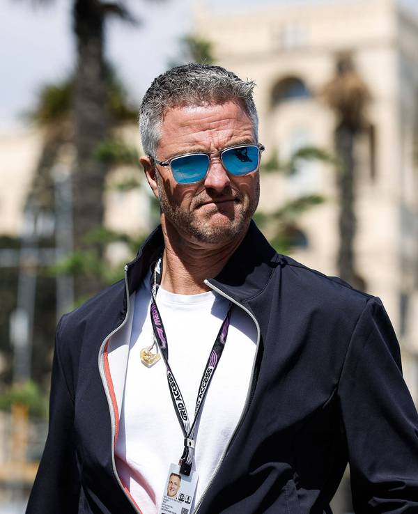 Ralf Schumacher kommt beim Großen Preis von Aserbaidschan mit Sonnenbrille ins Fahrerlager.