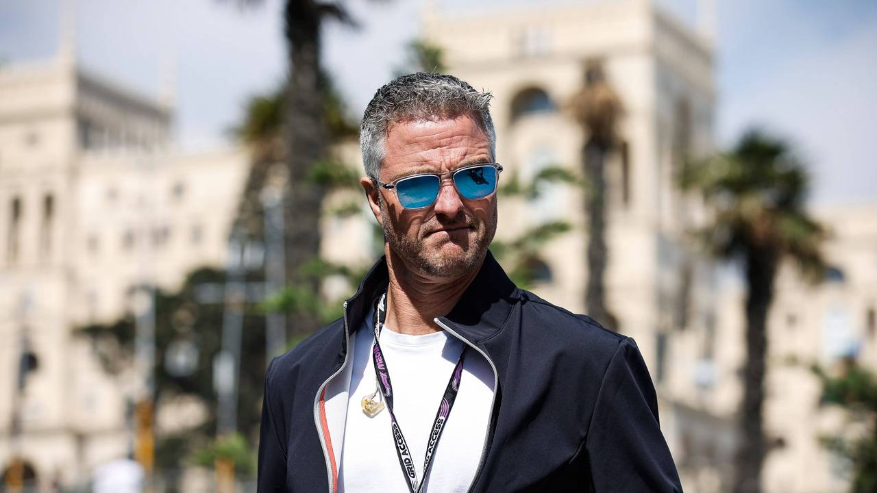 Ralf Schumacher kommt beim Großen Preis von Aserbaidschan mit Sonnenbrille ins Fahrerlager.