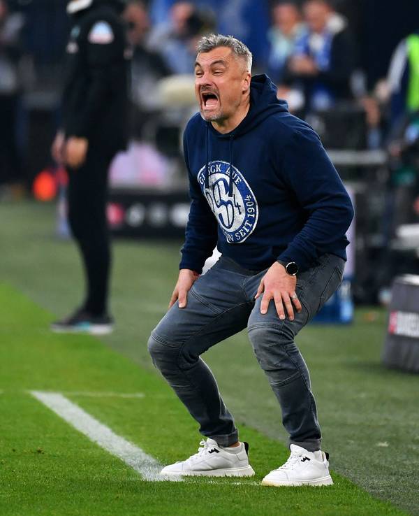 Thomas Reis gestikuliert als Trainer des FC Schalke 04 an der Seitenlinie.