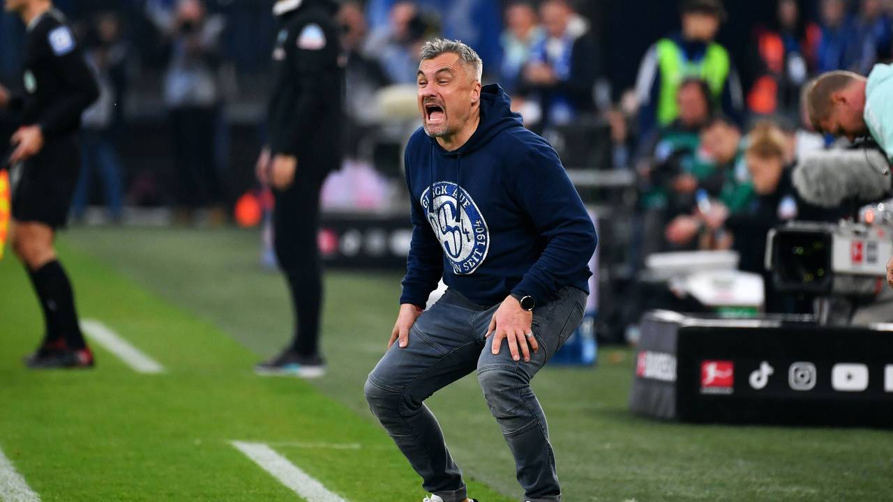 Thomas Reis gestikuliert als Trainer des FC Schalke 04 an der Seitenlinie.