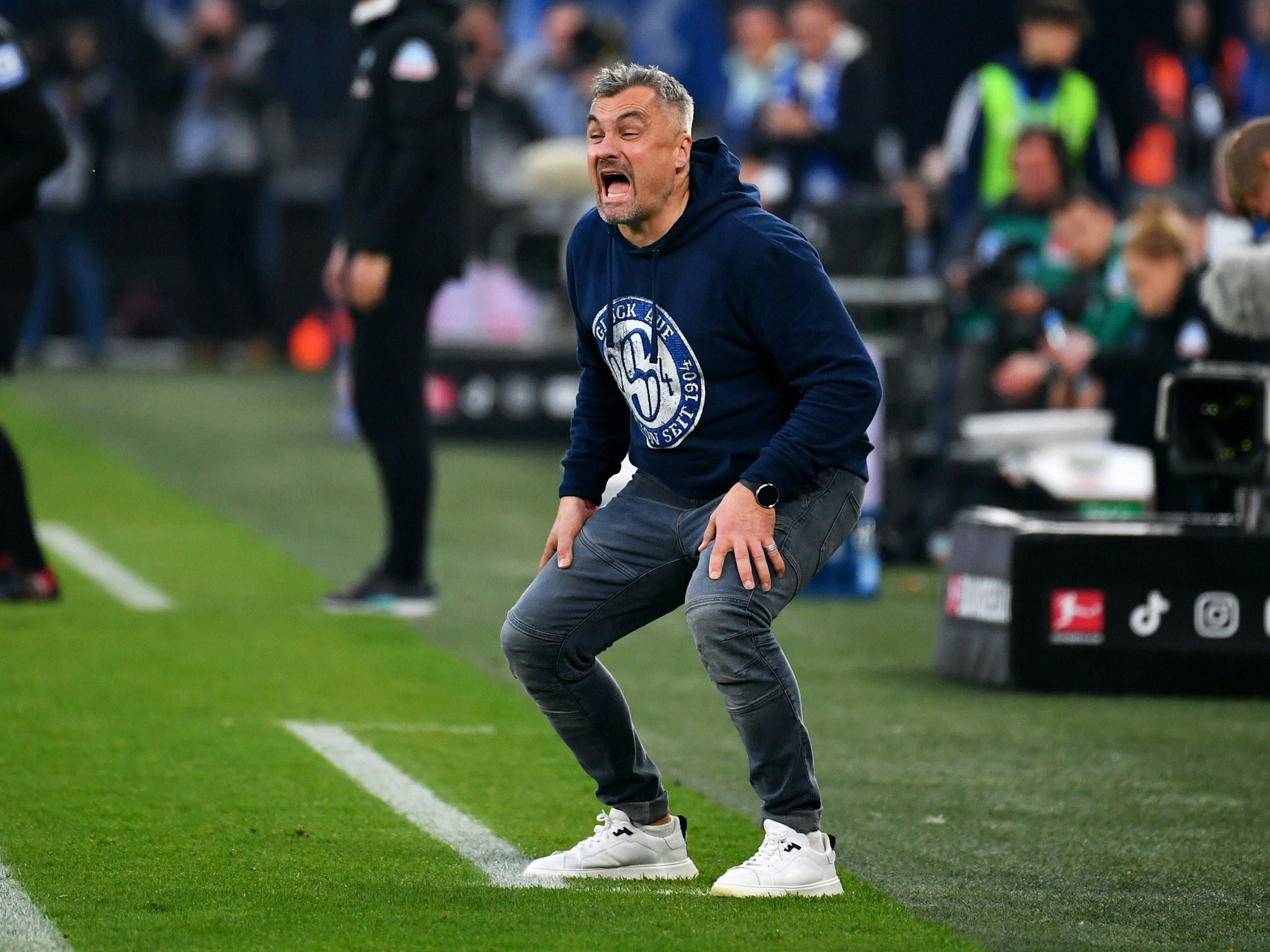 Thomas Reis gestikuliert als Trainer des FC Schalke 04 an der Seitenlinie.