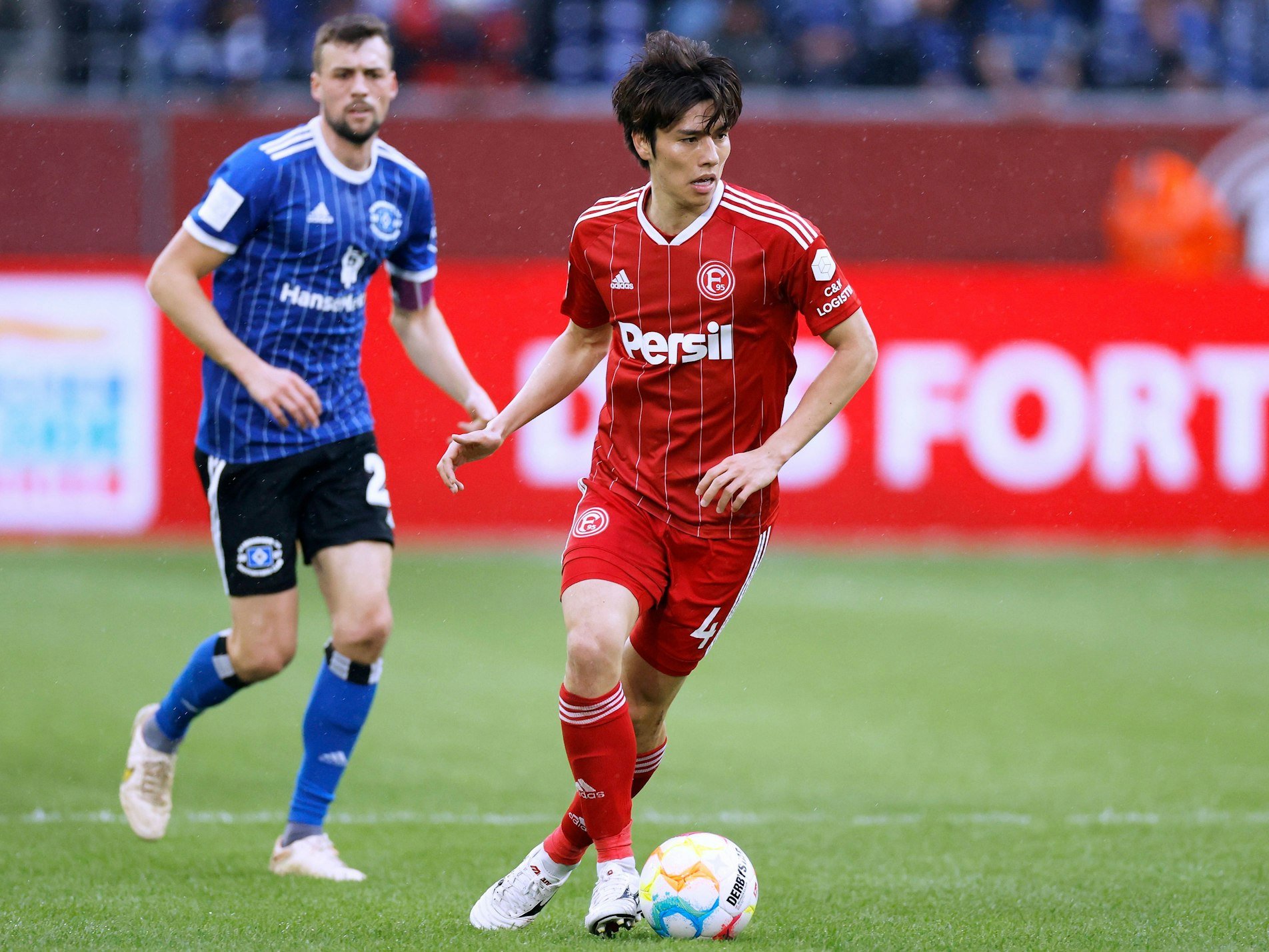 Fortuna-Profi Ao Tanaka beim Spiel gegen den Hamburger SV in Aktion mit Ball.